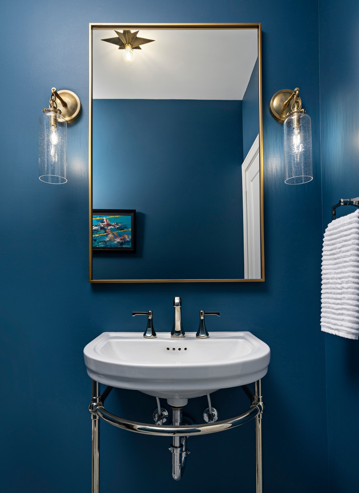 Rustikale Gästetoilette mit offenen Schränken, blauer Wandfarbe und freistehendem Waschtisch in Detroit