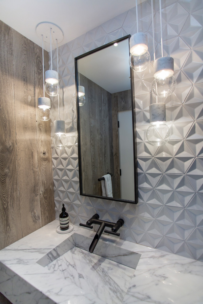 Moderne Gästetoilette mit weißen Fliesen, integriertem Waschbecken, Marmor-Waschbecken/Waschtisch und weißer Waschtischplatte in Salt Lake City