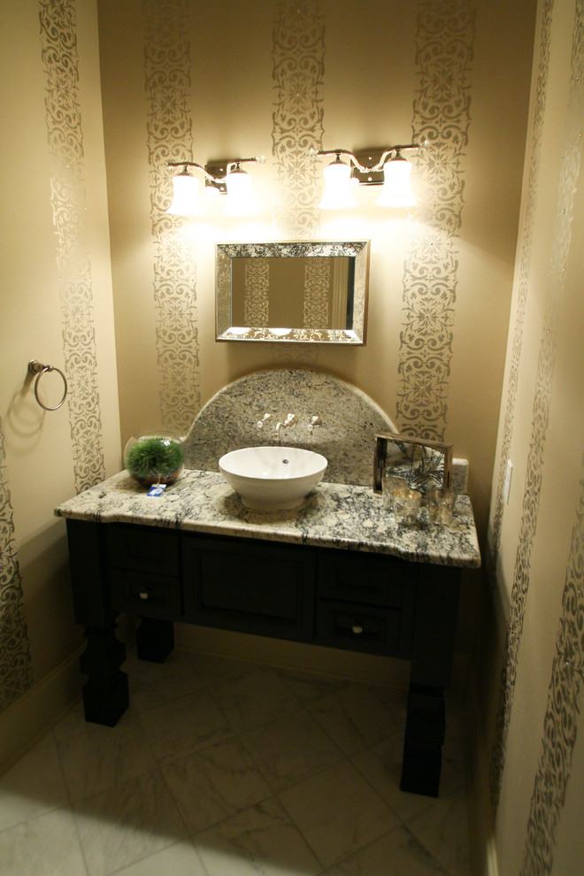 ヒューストンにあるトラディショナルスタイルのおしゃれなトイレ・洗面所の写真