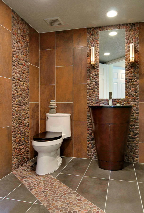 Пример оригинального дизайна: маленький туалет в стиле неоклассика (современная классика) с врезной раковиной, плоскими фасадами, темными деревянными фасадами, столешницей из искусственного кварца, унитазом-моноблоком, разноцветной плиткой, галечной плиткой, коричневыми стенами и полом из керамогранита для на участке и в саду