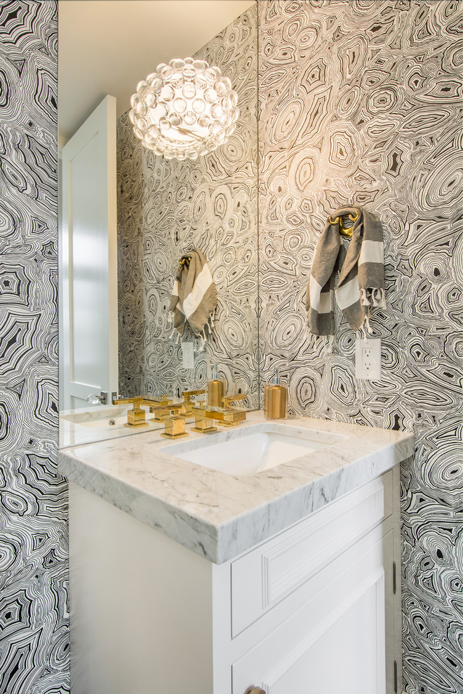 Idee per un bagno di servizio tradizionale di medie dimensioni con ante bianche, pareti multicolore, top in marmo e lavabo sottopiano