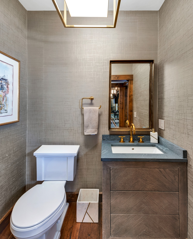 Inspiration för ett litet rustikt grå grått toalett, med möbel-liknande, grå skåp, en toalettstol med hel cisternkåpa, beige väggar, mellanmörkt trägolv, ett undermonterad handfat, granitbänkskiva och brunt golv