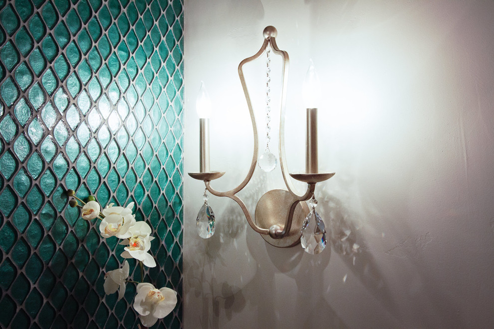 Kleine Moderne Gästetoilette mit grünen Fliesen, Glasfliesen und grauer Wandfarbe in Sonstige
