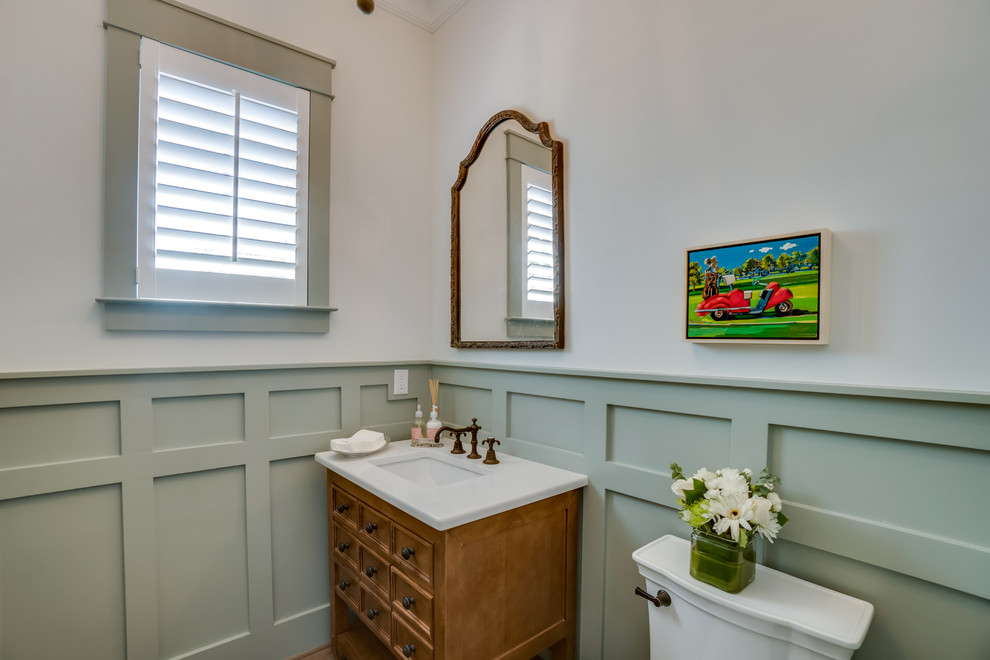 Источник вдохновения для домашнего уюта: туалет среднего размера в классическом стиле с унитазом-моноблоком, зелеными стенами, накладной раковиной, столешницей из искусственного кварца и белой столешницей