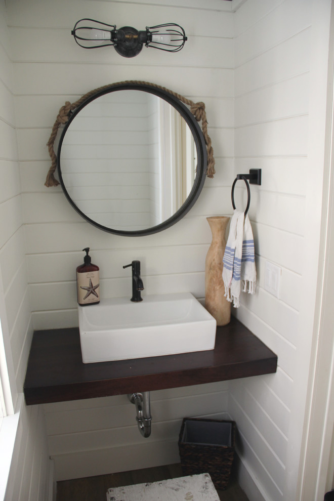Foto di un piccolo bagno di servizio country con ante in legno bruno, WC a due pezzi, pareti bianche, parquet chiaro, top in legno, lavabo a bacinella e top marrone