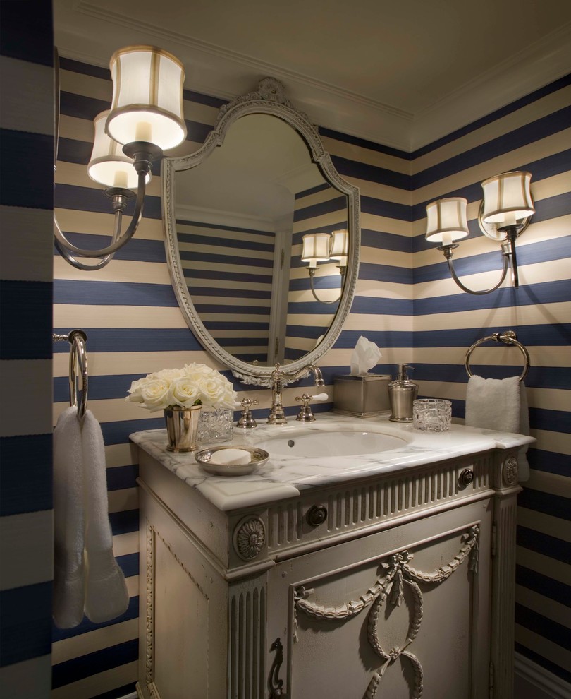 Idee per un bagno di servizio stile shabby di medie dimensioni con consolle stile comò, ante beige, pareti multicolore, lavabo sottopiano e top in marmo