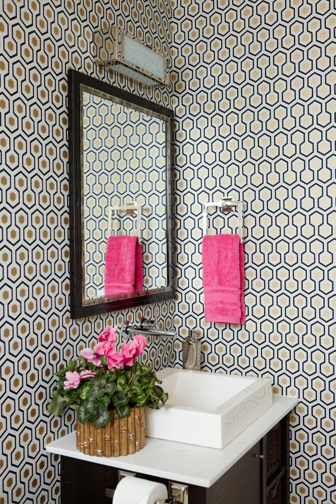 Foto di un bagno di servizio classico con lavabo a bacinella, consolle stile comò, ante in legno bruno e pareti multicolore
