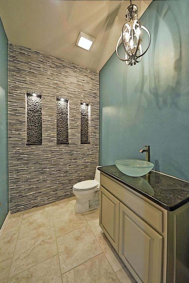 Стильный дизайн: туалет среднего размера в стиле неоклассика (современная классика) с настольной раковиной, фасадами с выступающей филенкой, белыми фасадами, столешницей из гранита, унитазом-моноблоком, черно-белой плиткой, бежевой плиткой и синими стенами - последний тренд