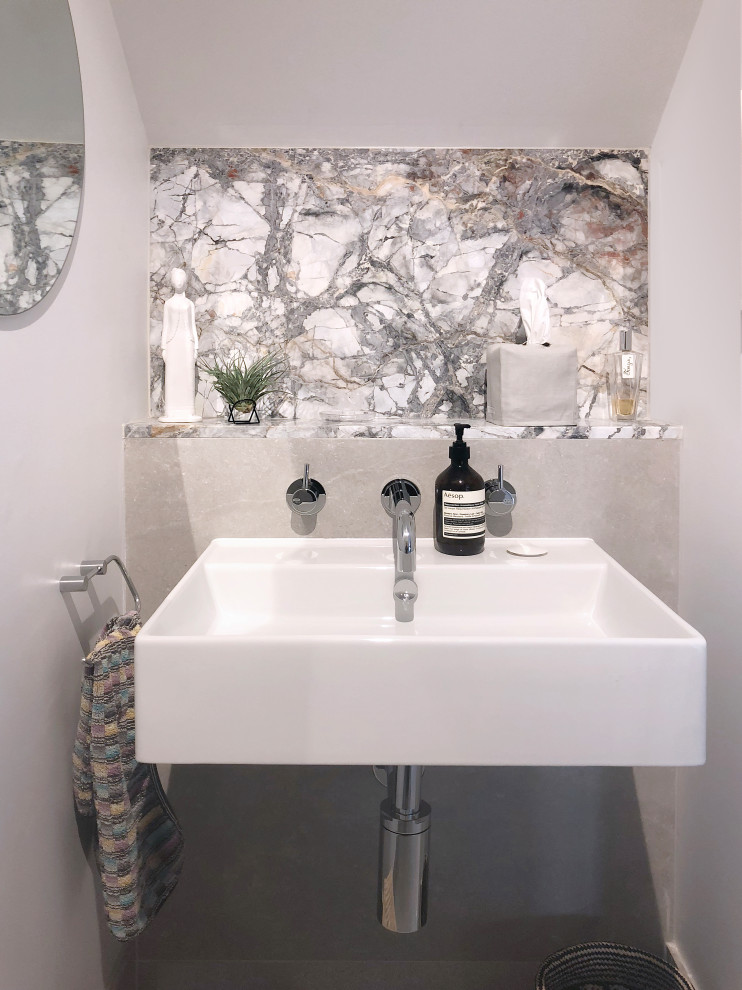 Idées déco pour un petit WC suspendu moderne avec un carrelage beige, des carreaux de céramique, un mur blanc, un sol en carrelage de céramique, un lavabo suspendu et meuble-lavabo suspendu.