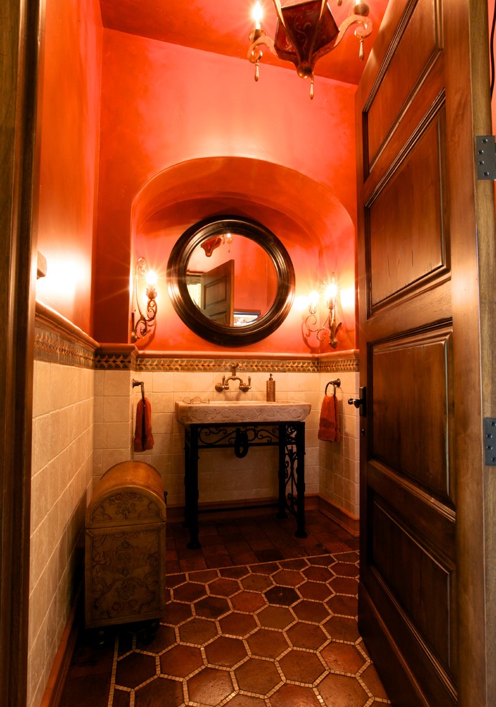Пример оригинального дизайна: туалет среднего размера в викторианском стиле с фасадами островного типа, бежевой плиткой, плиткой из травертина, красными стенами, полом из терракотовой плитки, раковиной с несколькими смесителями и красным полом