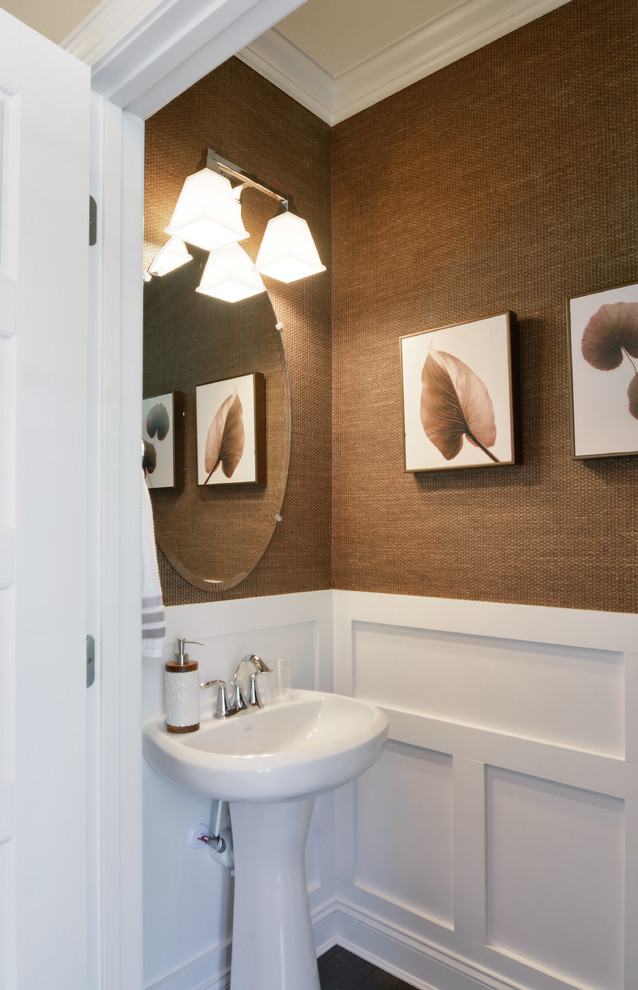 Kleine Gästetoilette mit brauner Wandfarbe, dunklem Holzboden, Sockelwaschbecken und braunem Boden in Sonstige