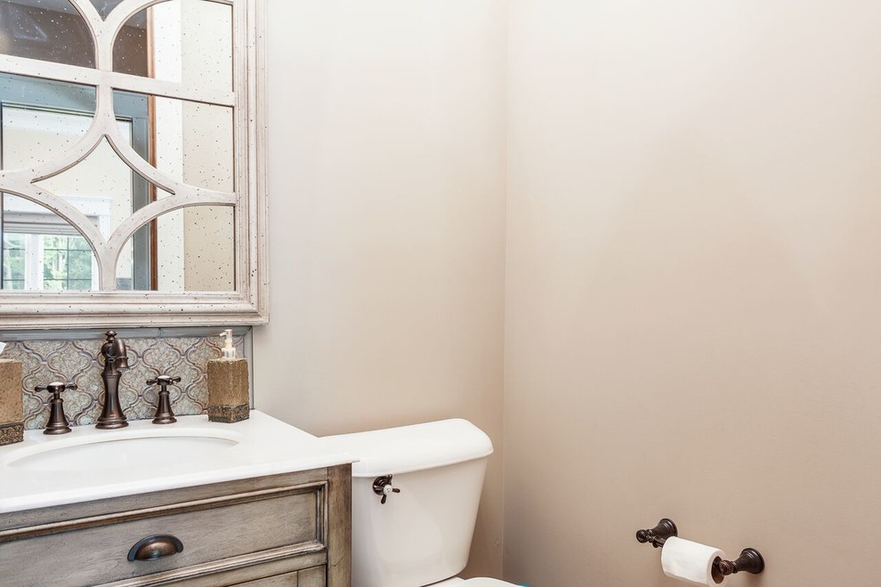 Idéer för att renovera ett litet vintage vit vitt toalett, med möbel-liknande, skåp i slitet trä, en toalettstol med separat cisternkåpa, grå kakel, mosaik, beige väggar, ett undermonterad handfat och bänkskiva i kvarts