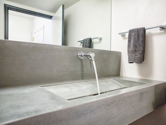 Стильный дизайн: ванная комната среднего размера в стиле модернизм с монолитной раковиной, столешницей из бетона и белыми стенами - последний тренд
