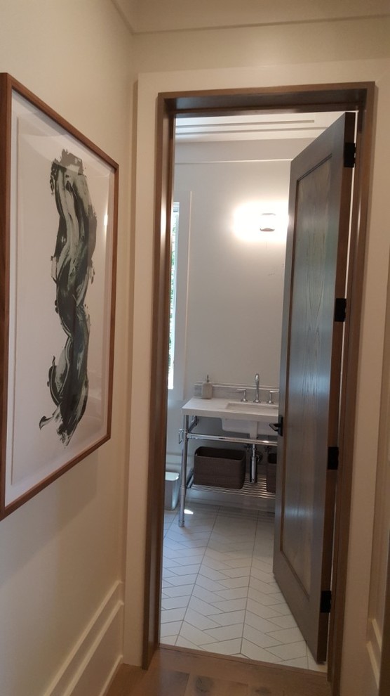 Aménagement d'un WC et toilettes contemporain en bois foncé de taille moyenne avec un placard à porte shaker, un mur blanc, un sol en carrelage de porcelaine, un lavabo encastré, un plan de toilette en granite, un sol gris et un plan de toilette gris.