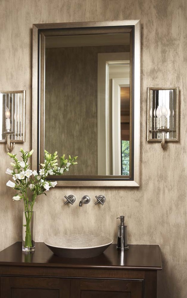 Imagen de aseo contemporáneo de tamaño medio con lavabo sobreencimera, encimera de madera, paredes grises, puertas de armario de madera en tonos medios y encimeras marrones