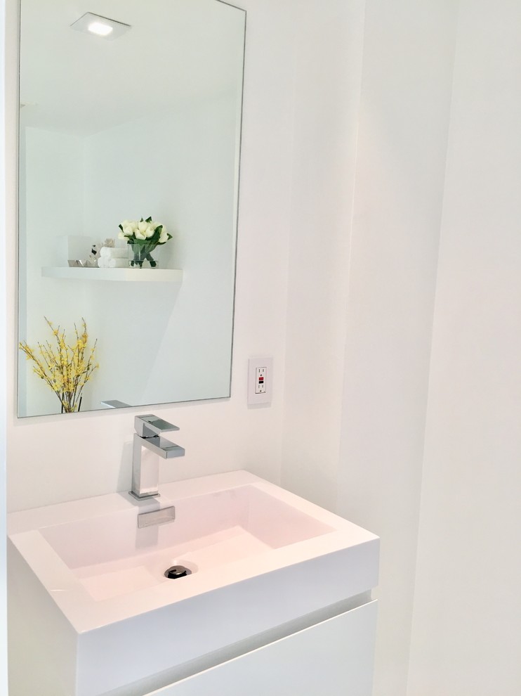 Kleine Moderne Gästetoilette mit flächenbündigen Schrankfronten, weißen Schränken, Toilette mit Aufsatzspülkasten, farbigen Fliesen, Metallfliesen, weißer Wandfarbe, Porzellan-Bodenfliesen, integriertem Waschbecken, Quarzit-Waschtisch und weißem Boden in Miami