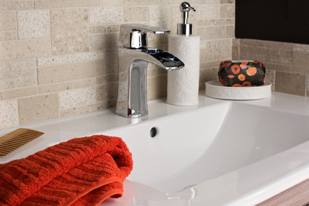 Esempio di una piccola stanza da bagno contemporanea con ante in legno chiaro, piastrelle beige, piastrelle in pietra, pareti nere, lavabo integrato, pavimento beige e pavimento con piastrelle in ceramica