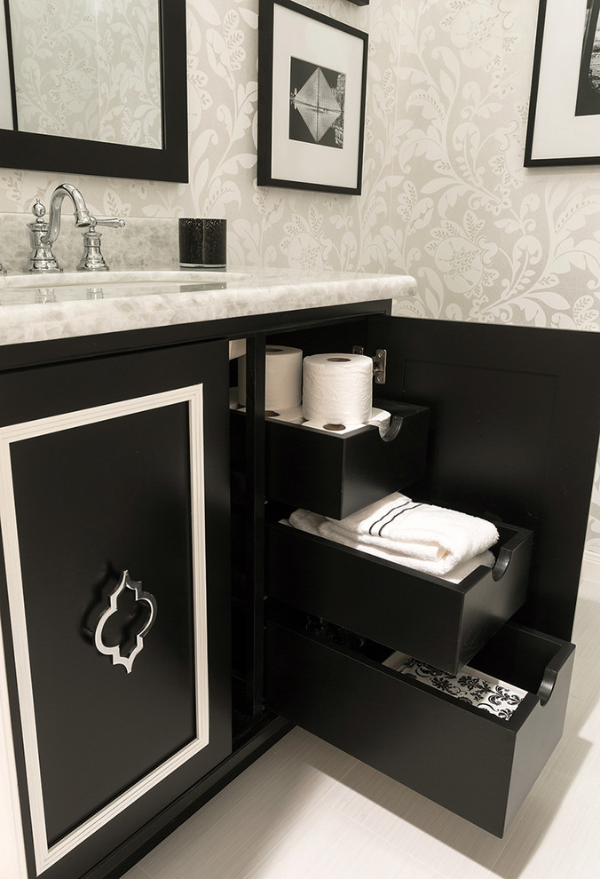 Exemple d'un petit WC et toilettes chic avec un placard en trompe-l'oeil, des portes de placard noires, un mur blanc, un sol en carrelage de porcelaine, un lavabo posé, un plan de toilette en quartz, WC à poser et un sol blanc.