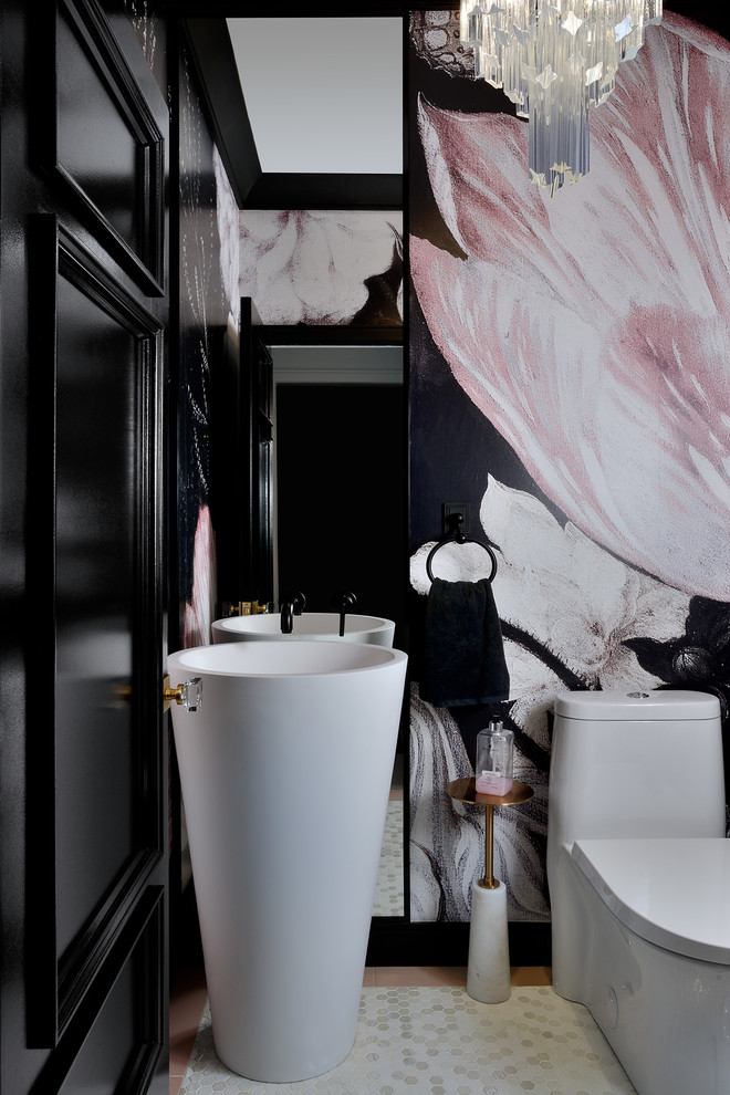 Идея дизайна: туалет в современном стиле с унитазом-моноблоком, разноцветными стенами, полом из мозаичной плитки, раковиной с пьедесталом и белым полом