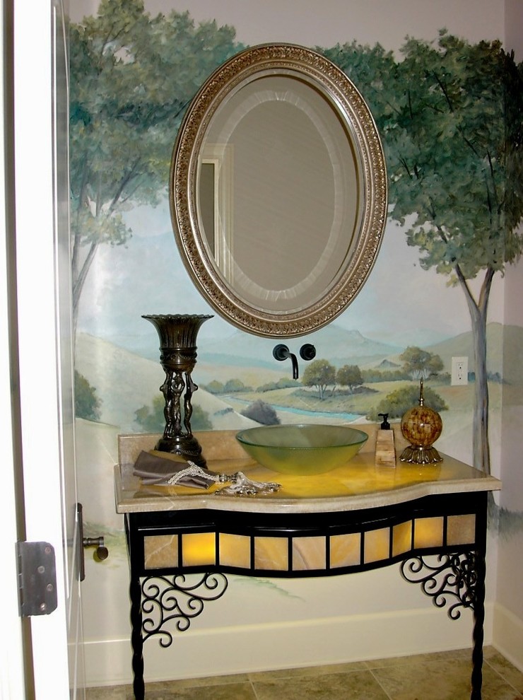 Ispirazione per un piccolo bagno di servizio mediterraneo con lavabo a bacinella, top in onice, pareti beige e pavimento in travertino