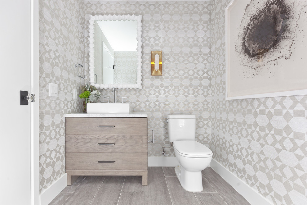 Idée de décoration pour un WC et toilettes design en bois clair avec un placard à porte plane, WC séparés, un mur beige, parquet clair, une vasque, un sol beige et un plan de toilette blanc.