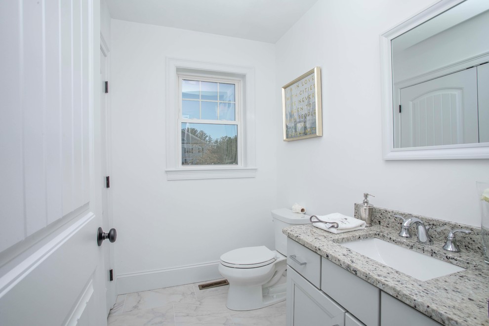 Стильный дизайн: туалет среднего размера в стиле модернизм с серыми фасадами, биде, серыми стенами, полом из керамической плитки, врезной раковиной, столешницей из гранита, белым полом и белой столешницей - последний тренд