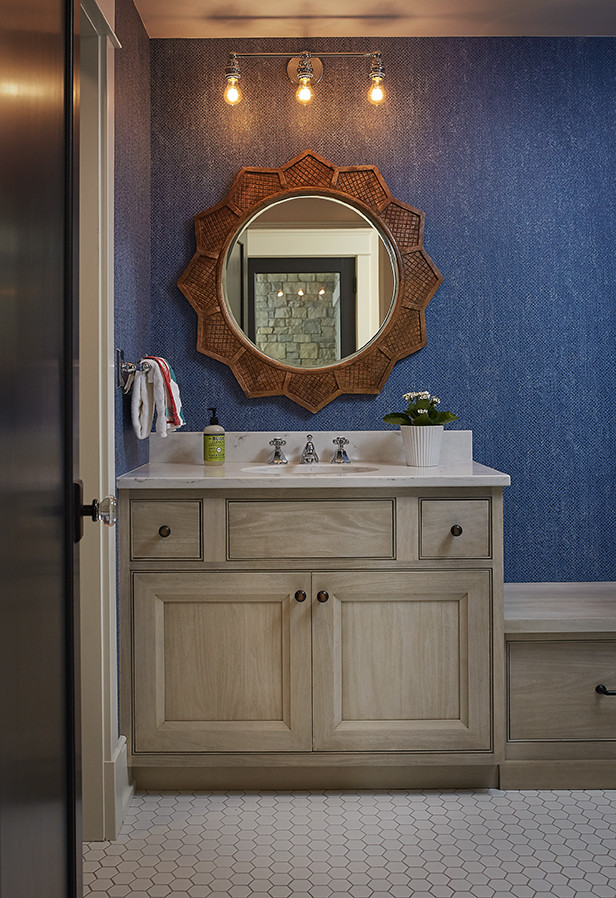 Источник вдохновения для домашнего уюта: туалет среднего размера в стиле неоклассика (современная классика) с фасадами в стиле шейкер, светлыми деревянными фасадами, раздельным унитазом, мраморной плиткой, синими стенами, полом из мозаичной плитки, врезной раковиной, мраморной столешницей, белым полом и белой столешницей