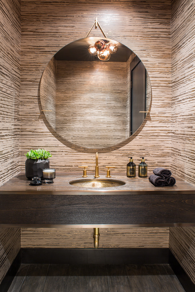 Foto di un bagno di servizio design con ante in legno bruno, pareti multicolore, parquet scuro e pavimento marrone
