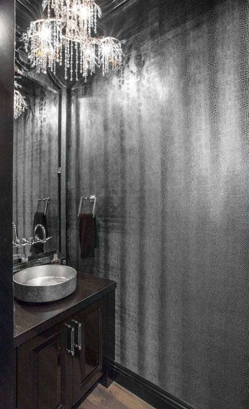 Foto di un bagno di servizio classico con ante nere, parquet scuro e lavabo a bacinella