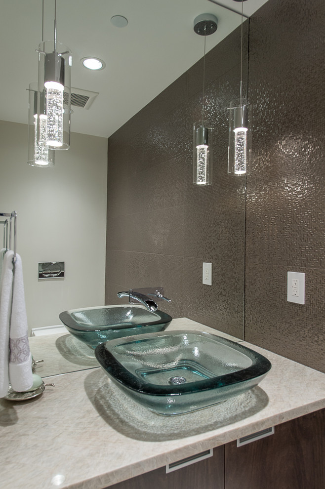 バンクーバーにあるコンテンポラリースタイルのおしゃれなトイレ・洗面所 (ベッセル式洗面器、茶色いタイル、白い洗面カウンター) の写真