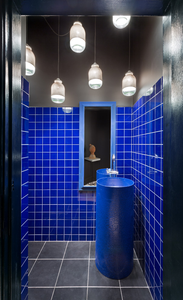 Idee per un bagno di servizio minimal con lavabo a colonna e piastrelle blu