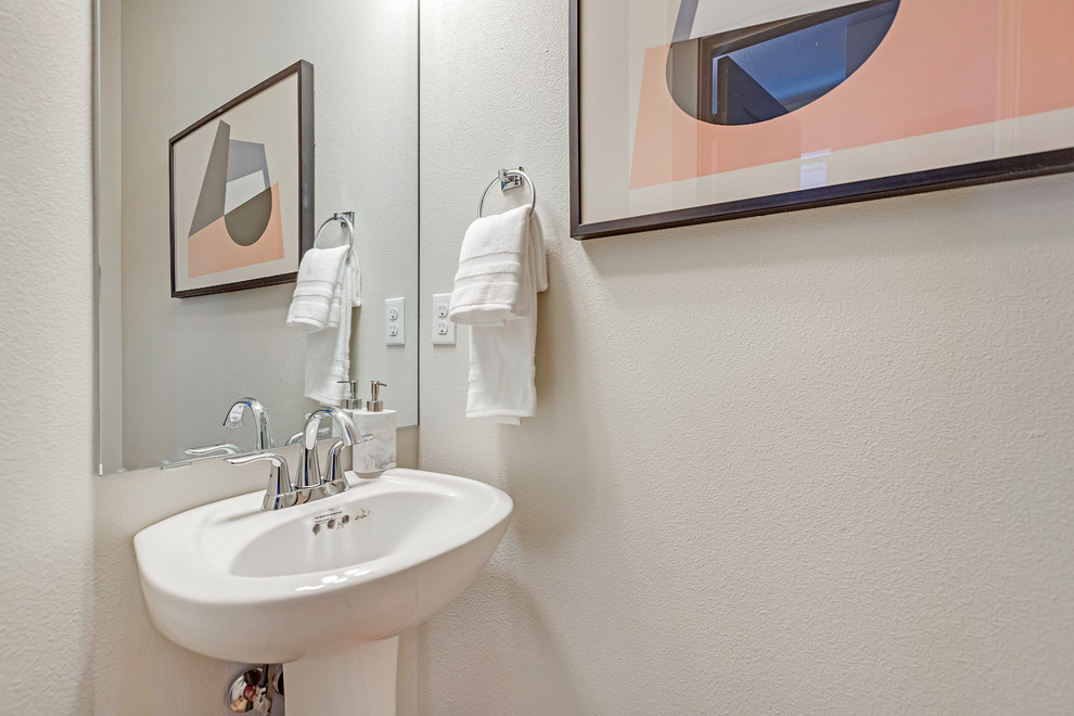 Mittelgroße Moderne Gästetoilette mit Wandtoilette mit Spülkasten, beiger Wandfarbe, Laminat, Sockelwaschbecken, braunem Boden und weißer Waschtischplatte in Portland