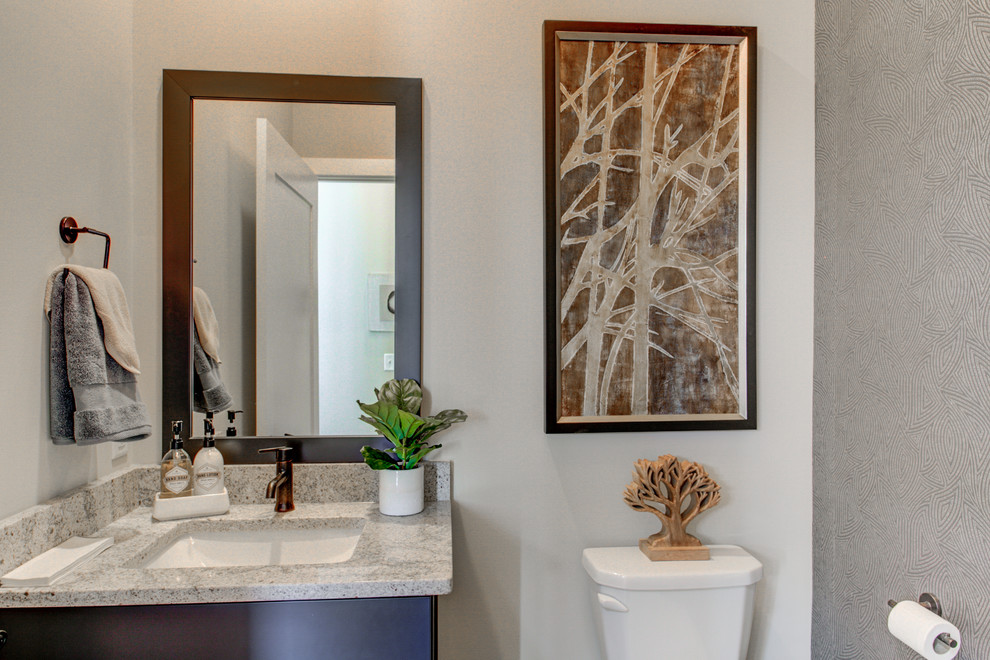 Immagine di un grande bagno di servizio stile americano con ante in legno bruno, WC monopezzo, pareti grigie, lavabo sottopiano, top in quarzo composito e top grigio