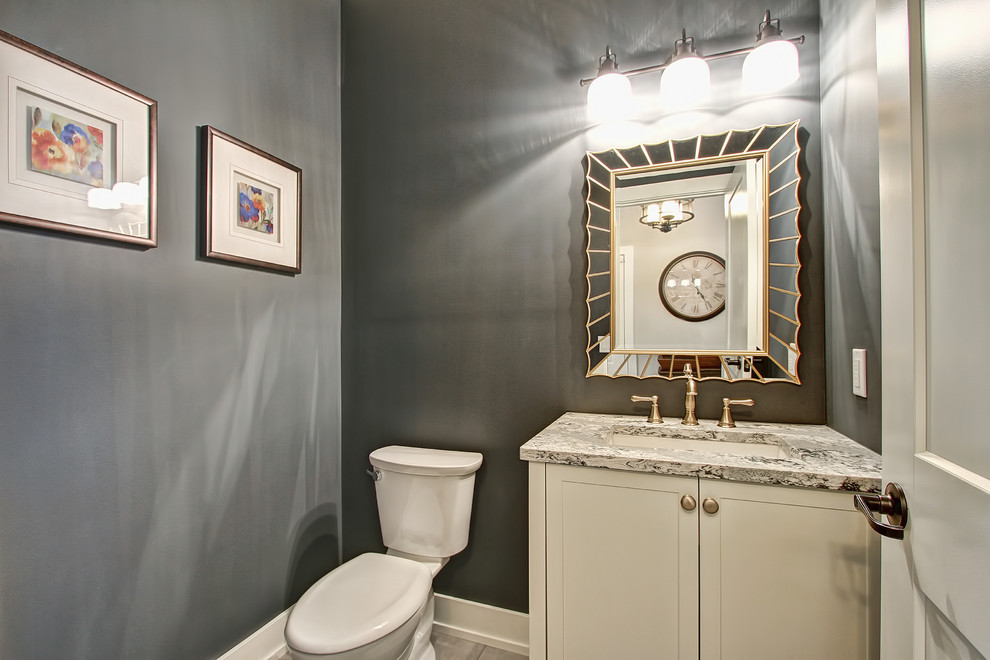 Immagine di un piccolo bagno di servizio classico con ante in stile shaker, ante bianche, WC a due pezzi, pareti grigie, pavimento in gres porcellanato, lavabo sottopiano, top in granito e top grigio