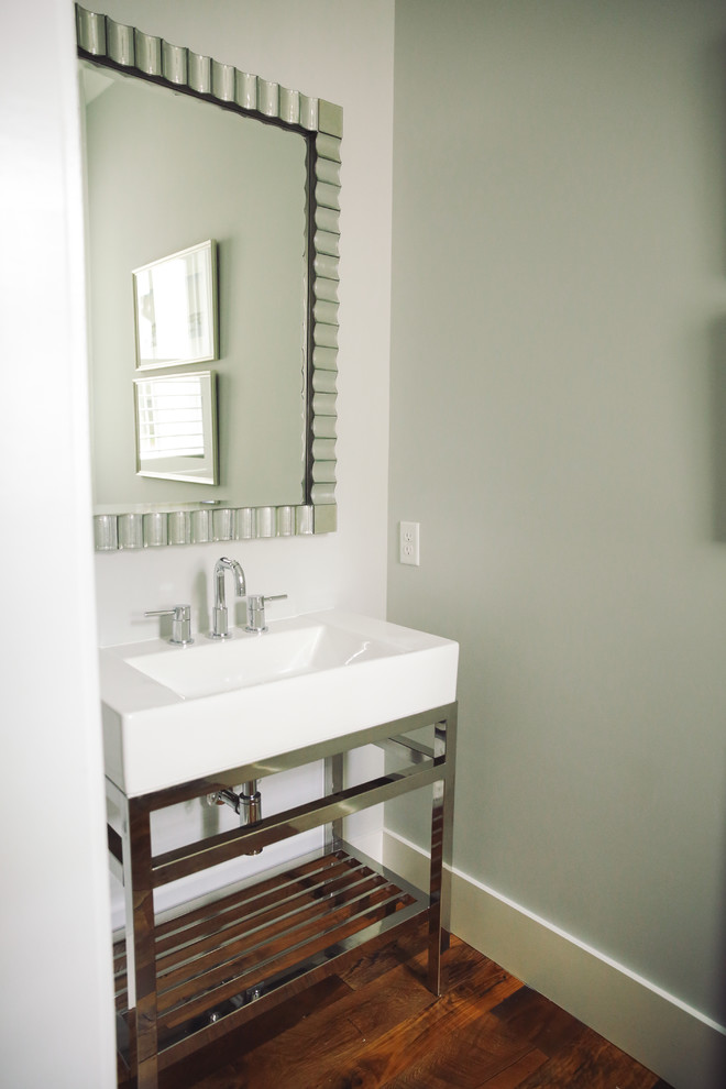 Idéer för att renovera ett litet vintage vit vitt toalett, med möbel-liknande, grå väggar, mellanmörkt trägolv, ett integrerad handfat och brunt golv