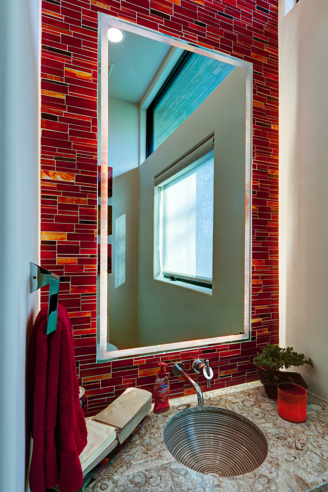 Стильный дизайн: туалет в современном стиле с красной плиткой, удлиненной плиткой и врезной раковиной - последний тренд