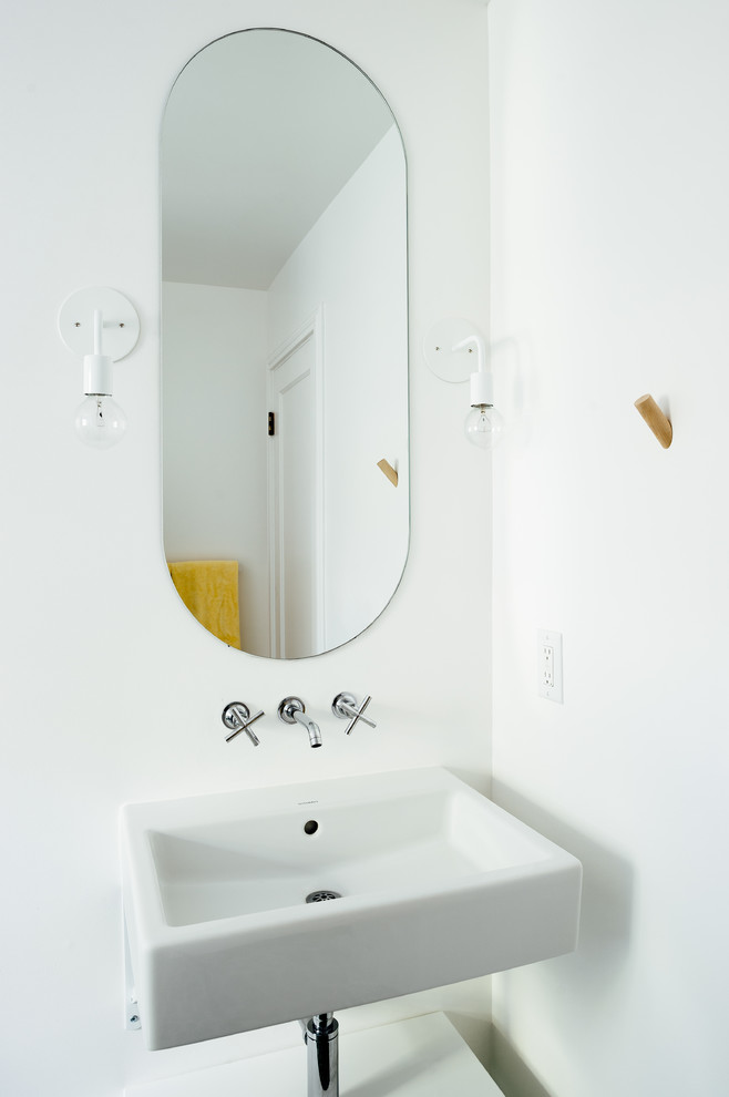 Стильный дизайн: маленький туалет в скандинавском стиле с белыми стенами, полом из керамогранита, подвесной раковиной и зеленым полом для на участке и в саду - последний тренд