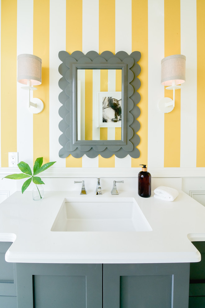 Foto di un grande bagno di servizio tradizionale con ante grigie, pareti multicolore, top bianco, ante con riquadro incassato e lavabo sottopiano