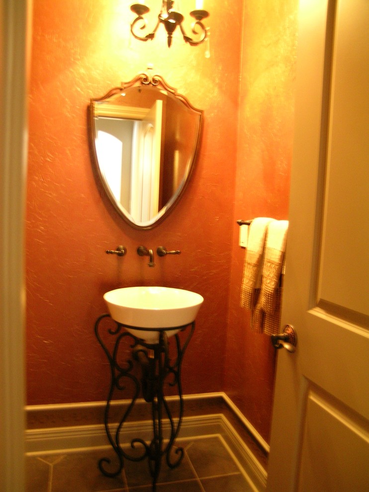 Ispirazione per un piccolo bagno di servizio classico con pareti rosse, pavimento con piastrelle in ceramica, lavabo a bacinella e pavimento marrone