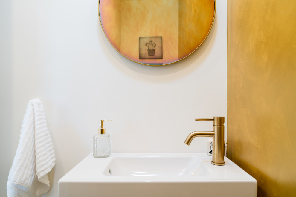 Idée de décoration pour un petit WC et toilettes sud-ouest américain avec un mur blanc et un lavabo intégré.
