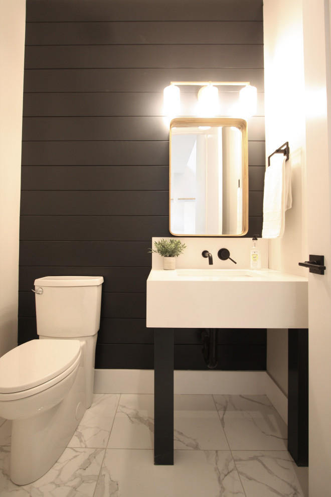 Réalisation d'un petit WC et toilettes minimaliste avec WC à poser, un mur noir, un sol en marbre, un lavabo encastré, un sol blanc et un plan de toilette blanc.