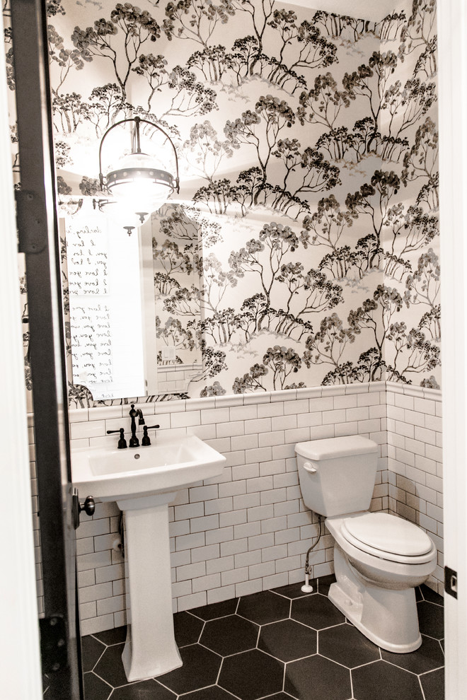 На фото: маленький туалет в стиле кантри с раздельным унитазом, белой плиткой, плиткой кабанчик, разноцветными стенами, полом из керамической плитки, раковиной с пьедесталом и черным полом для на участке и в саду с