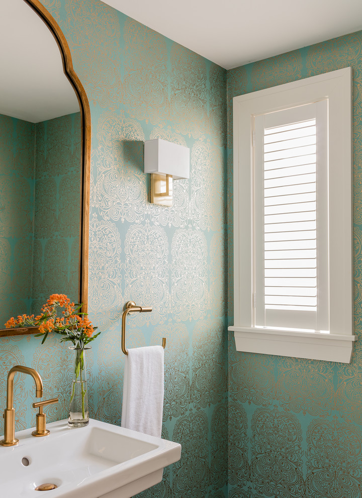 Immagine di un piccolo bagno di servizio tradizionale con WC a due pezzi, pareti multicolore, pavimento in gres porcellanato, lavabo sospeso e pavimento grigio