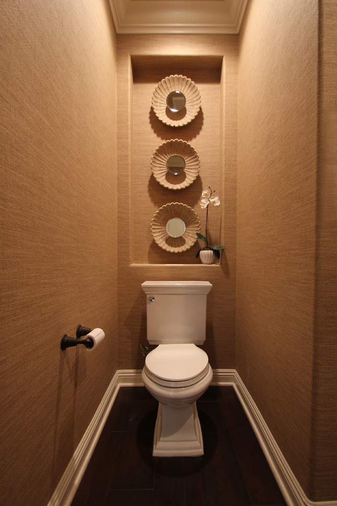 Foto på ett funkis toalett, med en toalettstol med separat cisternkåpa