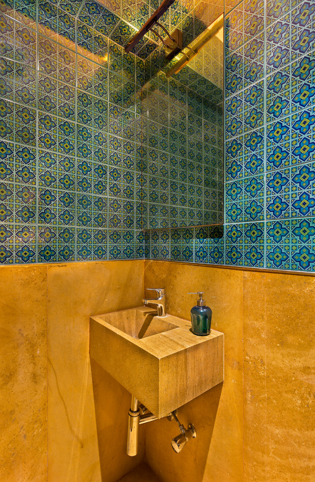 ムンバイにあるアジアンスタイルのおしゃれなトイレ・洗面所 (オレンジの洗面カウンター) の写真