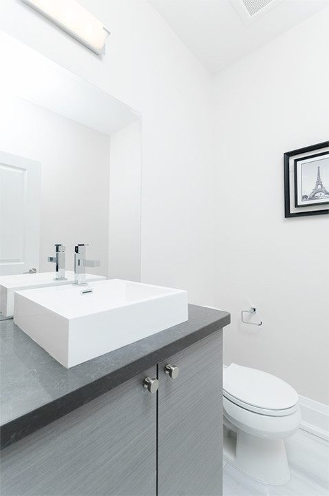 Idéer för ett litet modernt toalett, med ett fristående handfat, vita väggar och marmorgolv