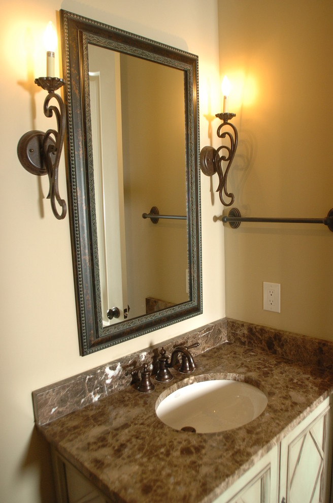 Foto di un piccolo bagno di servizio classico con ante beige, top in marmo, piastrelle beige e pareti beige