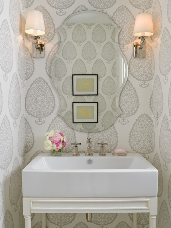 ミネアポリスにあるトラディショナルスタイルのおしゃれなトイレ・洗面所 (ペデスタルシンク、マルチカラーの壁) の写真