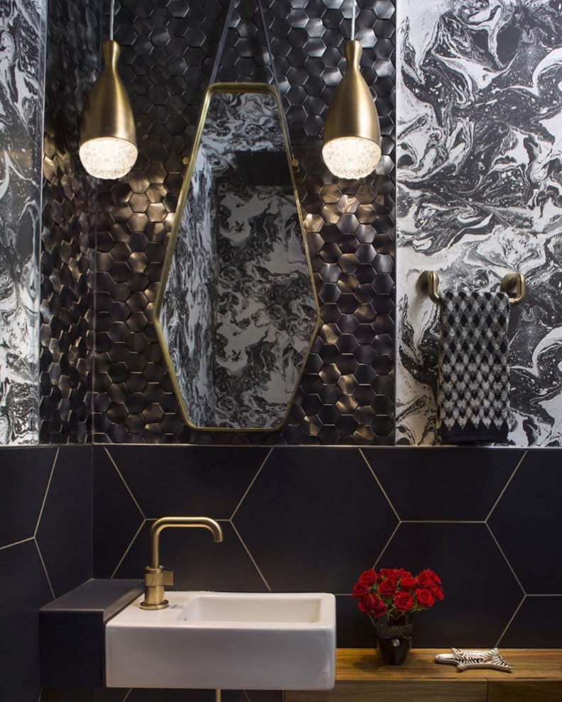 Eklektisk inredning av ett litet toalett, med svarta skåp, svart kakel, mosaik och svarta väggar