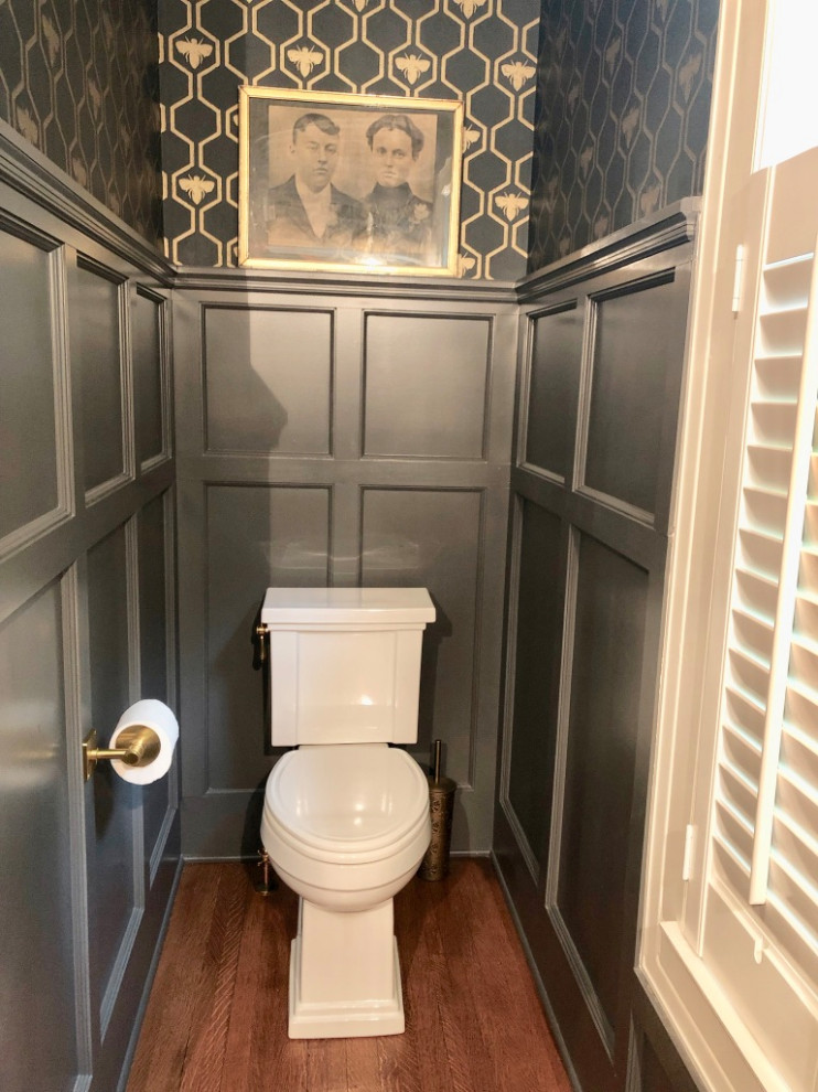 クリーブランドにあるヴィクトリアン調のおしゃれなトイレ・洗面所 (一体型トイレ	、茶色い床、壁紙) の写真